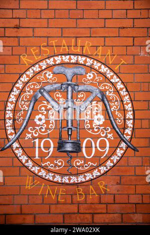 Irland, Dublin, Dalkey, Castle Street, 1909 Restaurant und Weinbar, gemaltes Schild auf dem ehemaligen Ausgabegebäude Stockfoto