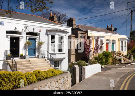 Irland, Dublin, Dalkey, Coliemore Road, niedrige Häuser am Eingang zu den Coliemore Villas Stockfoto