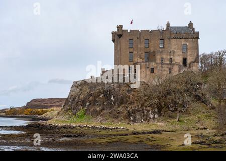 Düstere Atmosphäre über der beeindruckenden mittelalterlichen Burg und Festung, Heimat der MacLeod Chiefs, einer der ältesten und prominenten schottischen Clans Stockfoto