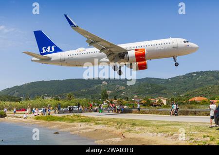 Skiathos, Griechenland - 24. August 2023: SAS A320 nähert sich dem Flughafen Skiathos an Stockfoto