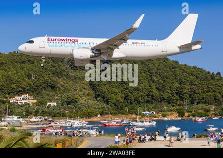 Skiathos, Griechenland - 24. August 2023: Eurowings Entdecken Sie die A320, die sich dem Flughafen Skiathos nähert Stockfoto