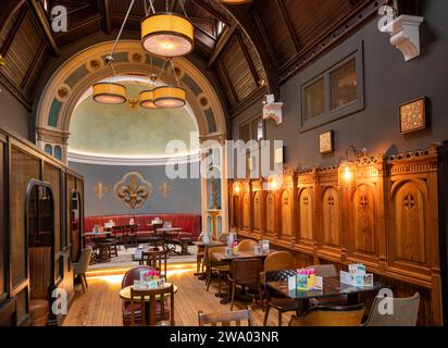 Irland, Dublin, Camden Street, Wetherspoons Keavan’s Port Hotel, ehemaliges Kapelleninnere Stockfoto