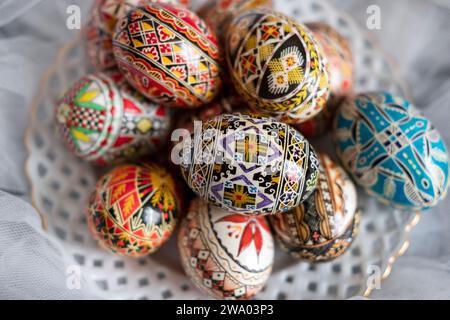 Komplizierte Ostereier, Teil des nordrumänischen Brands der Wachsfärbung und Malerei raffinierter traditioneller Symbole und Motive auf den Eierschalen Stockfoto