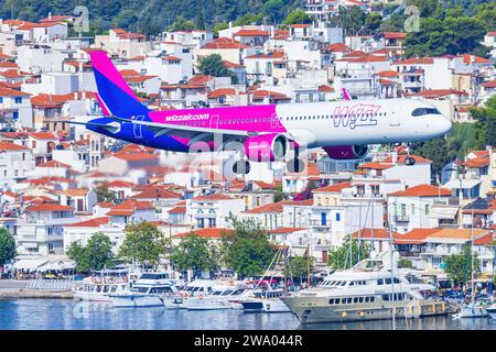 Sikiathos, Griechenland - 24. August 2023: Wizzair A321 nähert sich dem Flughafen Skiathos Stockfoto