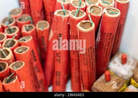 Kammlach, Bayern, Deutschland - 31. Dezember 2023: Silvesterfeuerwerk Böller und Kanonenschläge Stockfoto