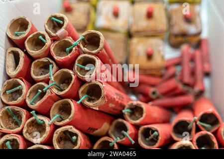 Kammlach, Bayern, Deutschland - 31. Dezember 2023: Silvesterfeuerwerk Böller und Kanonenschläge Stockfoto