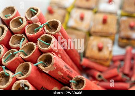 Kammlach, Bayern, Deutschland - 31. Dezember 2023: Silvesterfeuerwerk Böller und Kanonenschläge Stockfoto