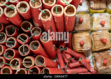 Kammlach, Bayern, Deutschland - 31. Dezember 2023: Silvesterfeuerwerk Böller und Kanonenschläge Stockfoto