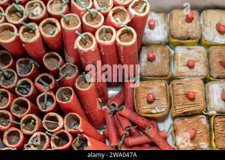 Kammlach, Bayern, Deutschland - 31. Dezember 2023: Silvesterfeuerwerk Böller und Kanonenschläge Stockfoto