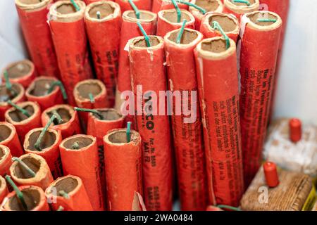 Kammlach, Bayern, Deutschland - 31. Dezember 2023: Silvesterfeuerwerk Böller und Kanonenschläge Stockfoto