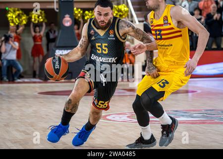 Monacos #55 Mike James und Barcelonas #13 Tomas Satoransky werden während des Spiels zwischen AS Monaco und FC Barcelona in der Salle Gaston-Medecin von Monaco am 17. Tag der Turkish Airlines Euroleague in Aktion gesehen. Endergebnis; AS Monaco 91: 71 FC Barcelone. Stockfoto