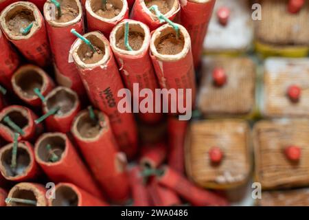 Kammlach, Bayern, Deutschland - 31. Dezember 2023: Silvesterfeuerwerk Böller und Kanonenschläge Stockfoto