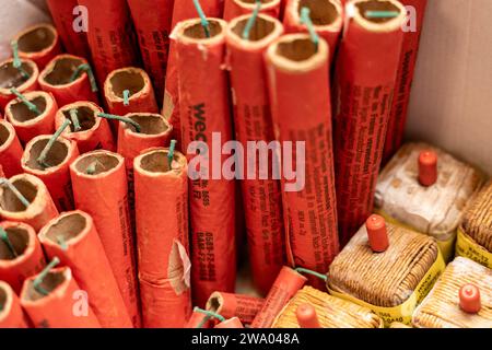 Kammlach, Bayern, Deutschland - 31. Dezember 2023: Silvesterfeuerwerk Böller und Kanonenschläge Stockfoto