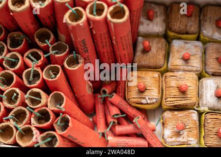 Kammlach, Bayern, Deutschland - 31. Dezember 2023: Silvesterfeuerwerk Böller und Kanonenschläge Stockfoto