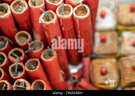 Kammlach, Bayern, Deutschland - 31. Dezember 2023: Silvesterfeuerwerk Böller und Kanonenschläge Stockfoto