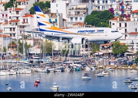 Skiathos, Griechenland - 24. August 2023: Smartwings 737 nähert sich dem Flughafen Skiathos Stockfoto