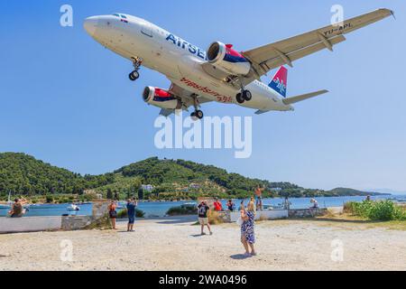 Skiathos, Griechenland - 24. August 2023: Air Serbia nähert sich dem Flughafen Skiathos an Stockfoto