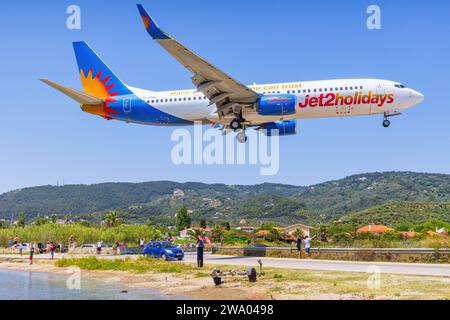 Skiathos, Griechenland - 24. August 2023: Jet2holidays 737 nähert sich dem Flughafen Skiathos Stockfoto