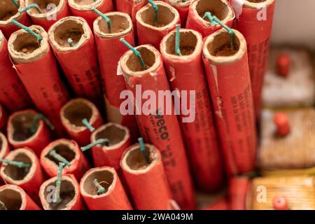 Kammlach, Bayern, Deutschland - 31. Dezember 2023: Silvesterfeuerwerk Böller und Kanonenschläge Stockfoto