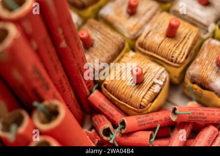 Kammlach, Bayern, Deutschland - 31. Dezember 2023: Silvesterfeuerwerk Böller und Kanonenschläge Stockfoto