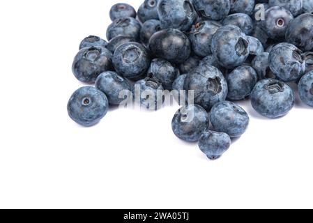Gruppe von frischen saftigen Heidelbeeren isoliert auf weißem Hintergrund Stockfoto
