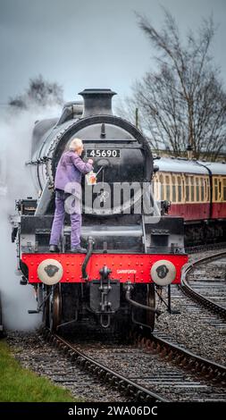 LMS Jubilee Class 6P 4-6-0 No 45690 Leander Dampflokomotive am Bahnhof Heywood an der East Lancashire Railway. Stockfoto