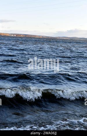 Schwarze Wellen des Stausees im Winter in den Bergen. Das dunkle Wasser des Stausees in Jekaterinburg. Stockfoto