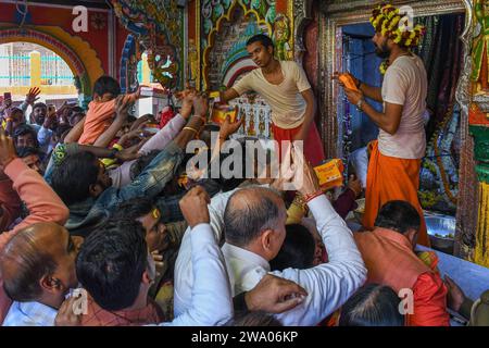 Gläubige beten im Hanuman Garhi Tempel in Ayodhya. Ayodhya ist eine antike Stadt in Nordindien, die im Hinduismus eine große religiöse und historische Bedeutung hat, da sie als Geburtsort von Lord Rama gilt, einer Gottheit, die in der hinduistischen Mythologie verehrt wird. Im November 2019 erließ der Supreme Court of India ein historisches Urteil für den Bau eines Hindutempels an der umstrittenen Stelle in Ayodhya. Stockfoto