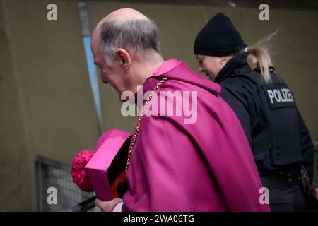 NRW Innenminister Reul besucht Einsatzkraefte in Köln Guido Assmann Dompropst im Erzbistum Köln und Einsatzkraefte der Polizei auf der Koelner Domplatte vor dem Dom am Silvesterabend, Köln, 31.12.2023 Köln Nordrhein-Westfalen Deutschland *** NRW Innenminister Reul besucht Rettungsdienste in Köln Guido Assmann Domprovost im Erzbistum Köln und Polizeieinsatzdienste auf dem Kölner Domplatz vor dem Dom am Silvesterabend, Köln, 31 12 2023 Köln Nordrhein-Westfalen Deutschland Stockfoto