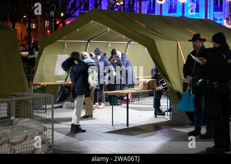 NRW Innenminister Reul besucht Einsatzkraefte in Köln Einsatzkraefte der Polizei bei der Personenkontrolle uf der Koelner Domplatte vor dem Dom am Silvesterabend, Köln, 31.12.2023 Köln Nordrhein-Westfalen Deutschland *** NRW Innenminister Reul besucht Polizeibeamte in Köln Polizeibeamte kontrollieren am Silvesterabend am Kölner Domplatz vor dem Dom, Köln, 31 12 2023 Köln Nordrhein-Westfalen Deutschland Stockfoto