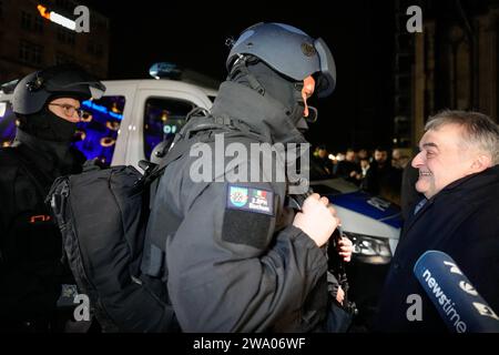 NRW Innenminister Reul besucht Einsatzkraefte in Köln NRW Innenminister Herbert Reul CDU im gespraech mit Einsatzkraeften der Polizei auf der Koelner Domplatte vor dem Dom am Silvesterabend, Köln, 31.12.2023 Köln Nordrhein-Westfalen Deutschland *** NRW Innenminister Reul besucht Rettungsdienste in Köln NRW Innenminister Herbert Reul CDU im Gespräch mit Polizeibeamten auf dem Kölner Domplatz vor dem Dom am Silvesterabend, Köln, 31 12 2023 Köln Nordrhein-Westfalen Deutschland Stockfoto