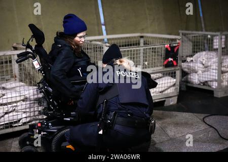 NRW Innenminister Reul besucht Einsatzkraefte in Köln Einsatzkraefte der Polizei bei der Personenkontrolle uf der Koelner Domplatte vor dem Dom am Silvesterabend, Köln, 31.12.2023 Köln Nordrhein-Westfalen Deutschland *** NRW Innenminister Reul besucht Polizeibeamte in Köln Polizeibeamte kontrollieren am Silvesterabend am Kölner Domplatz vor dem Dom, Köln, 31 12 2023 Köln Nordrhein-Westfalen Deutschland Stockfoto