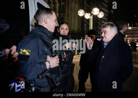 NRW Innenminister Reul besucht Einsatzkraefte in Köln NRW Innenminister Herbert Reul CDU im gespraech mit Einsatzkraeften der Polizei auf der Koelner Domplatte vor dem Dom am Silvesterabend, Köln, 31.12.2023 Köln Nordrhein-Westfalen Deutschland *** NRW Innenminister Reul besucht Rettungsdienste in Köln NRW Innenminister Herbert Reul CDU im Gespräch mit Polizeibeamten auf dem Kölner Domplatz vor dem Dom am Silvesterabend, Köln, 31 12 2023 Köln Nordrhein-Westfalen Deutschland Stockfoto