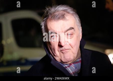 NRW Innenminister Reul besucht Einsatzkraefte in Köln NRW Innenminister Herbert Reul CDU im Portrait beim Fernsehinterview auf der Koelner Domplatte vor dem Dom am Silvesterabend, Köln, 31.12.2023 Köln Nordrhein-Westfalen Deutschland *** NRW Innenminister Reul besucht Rettungsdienste in Köln NRW Innenminister Herbert Reul CDU im Portrait im Fernsehinterview auf dem Kölner Domplatz vor dem Dom an Silvester, Köln, 31 12 2023 Köln Nordrhein-Westfalen Deutschland Stockfoto