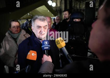 NRW Innenminister Reul besucht Einsatzkraefte in Köln NRW Innenminister Herbert Reul CDU auf der Koelner Domplatte vor dem Dom am Silvesterabend, Köln, 31.12.2023 Köln Nordrhein-Westfalen Deutschland *** NRW Innenminister Reul besucht Rettungsdienste in Köln NRW Innenminister Herbert Reul CDU auf dem Kölner Domplatz vor dem Dom an Silvester, Köln, 31 12 2023 Köln Nordrhein-Westfalen Deutschland Stockfoto