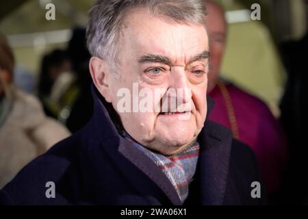 NRW Innenminister Reul besucht Einsatzkraefte in Köln NRW Innenminister Herbert Reul CDU auf der Koelner Domplatte vor dem Dom am Silvesterabend, Köln, 31.12.2023 Köln Nordrhein-Westfalen Deutschland *** NRW Innenminister Reul besucht Rettungsdienste in Köln NRW Innenminister Herbert Reul CDU auf dem Kölner Domplatz vor dem Dom an Silvester, Köln, 31 12 2023 Köln Nordrhein-Westfalen Deutschland Stockfoto