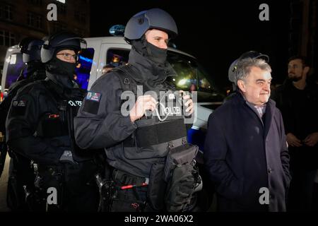 NRW Innenminister Reul besucht Einsatzkraefte in Köln NRW Innenminister Herbert Reul CDU im gespraech mit Einsatzkraeften der Polizei auf der Koelner Domplatte vor dem Dom am Silvesterabend, Köln, 31.12.2023 Köln Nordrhein-Westfalen Deutschland *** NRW Innenminister Reul besucht Rettungsdienste in Köln NRW Innenminister Herbert Reul CDU im Gespräch mit Polizeibeamten auf dem Kölner Domplatz vor dem Dom am Silvesterabend, Köln, 31 12 2023 Köln Nordrhein-Westfalen Deutschland Stockfoto