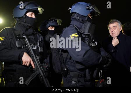 NRW Innenminister Reul besucht Einsatzkraefte in Köln NRW Innenminister Herbert Reul CDU im gespraech mit EInsatzkraeften und Polizistenauf der Koelner Domplatte vor dem Dom am Silvesterabend, Köln, 31.12.2023 Köln Nordrhein-Westfalen Deutschland *** NRW Innenminister Reul besucht Rettungsdienste in Köln NRW Innenminister Herbert Reul CDU im Gespräch mit Rettungsdiensten und Polizeibeamten auf dem Kölner Domplatz vor dem Dom am Silvesterabend, Köln, Köln, 31 12 2023 Köln Nordrhein-Westfalen Deutschland Stockfoto