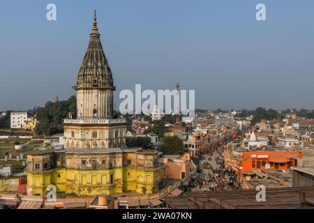 Ayodhya, Indien. Dezember 2023. Blick auf die Stadt in Ayodhya. Ayodhya ist eine antike Stadt in Nordindien, die im Hinduismus eine große religiöse und historische Bedeutung hat, da sie als Geburtsort von Lord Rama gilt, einer Gottheit, die in der hinduistischen Mythologie verehrt wird. Im November 2019 erließ der Supreme Court of India ein historisches Urteil für den Bau eines Hindutempels an der umstrittenen Stelle in Ayodhya. (Credit Image: © Biplov Bhuyan/SOPA Images via ZUMA Press Wire) NUR REDAKTIONELLE VERWENDUNG! Nicht für kommerzielle ZWECKE! Stockfoto