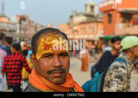 Ayodhya, Indien. Dezember 2023. Ein Anhänger posiert für ein Foto mit dem Namen des hinduistischen Gottes RAM auf der Stirn. Ayodhya ist eine antike Stadt in Nordindien, die im Hinduismus eine große religiöse und historische Bedeutung hat, da sie als Geburtsort von Lord Rama gilt, einer Gottheit, die in der hinduistischen Mythologie verehrt wird. Im November 2019 erließ der Supreme Court of India ein historisches Urteil für den Bau eines Hindutempels an der umstrittenen Stelle in Ayodhya. (Credit Image: © Biplov Bhuyan/SOPA Images via ZUMA Press Wire) NUR REDAKTIONELLE VERWENDUNG! Nicht für kommerzielle ZWECKE! Stockfoto