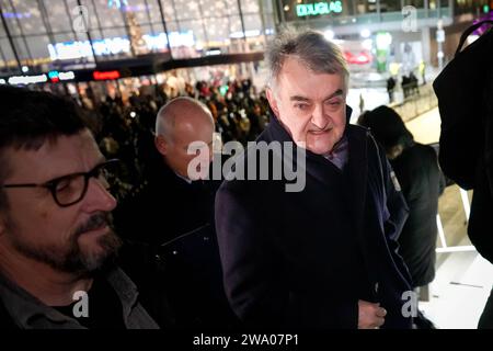 NRW Innenminister Reul besucht Einsatzkraefte in Köln NRW Innenminister Herbert Reul CDU auf der Koelner Domplatte vor dem Dom am Silvesterabend, Köln, 31.12.2023 Köln Nordrhein-Westfalen Deutschland *** NRW Innenminister Reul besucht Rettungsdienste in Köln NRW Innenminister Herbert Reul CDU auf dem Kölner Domplatz vor dem Dom an Silvester, Köln, 31 12 2023 Köln Nordrhein-Westfalen Deutschland Stockfoto