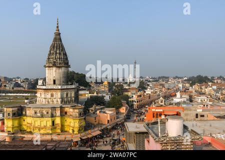 Ayodhya, Indien. Dezember 2023. Blick auf die Stadt in Ayodhya. Ayodhya ist eine antike Stadt in Nordindien, die im Hinduismus eine große religiöse und historische Bedeutung hat, da sie als Geburtsort von Lord Rama gilt, einer Gottheit, die in der hinduistischen Mythologie verehrt wird. Im November 2019 erließ der Supreme Court of India ein historisches Urteil für den Bau eines Hindutempels an der umstrittenen Stelle in Ayodhya. (Credit Image: © Biplov Bhuyan/SOPA Images via ZUMA Press Wire) NUR REDAKTIONELLE VERWENDUNG! Nicht für kommerzielle ZWECKE! Stockfoto