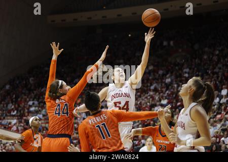 Bloomington, USA. Dezember 2023 31. BLOOMINGTON, INDIANA – DEZEMBER 31: Mackenzie Holmes (54) spielt bei einem NCAA-Basketballspiel für Frauen am 31. Dezember 2023 in der Simon Skjodt Assembly Hall in Bloomington, Indiana, gegen die Illini-Garde Jada Peebles (11). (Quelle: Jeremy Hogan/Alamy Live News Stockfoto