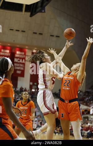 Bloomington, USA. Dezember 2023 31. BLOOMINGTON, INDIANA – DEZEMBER 31: Indiana Hoosiers Stürmer Mackenzie Holmes (54) erzielte am 31. Dezember 2023 in der Simon Skjodt Assembly Hall in Bloomington, Indiana, gegen Illini Stürmer Shay Bollin (22). (Quelle: Jeremy Hogan/Alamy Live News Stockfoto