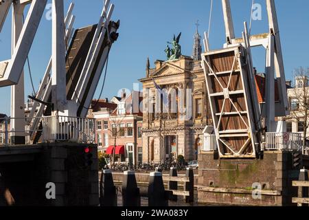 Gravestenen Zugbrücke über die Spaarne mit Blick auf das Teylers Museum. Stockfoto