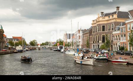 Segeln auf dem Fluss Spaarne im Zentrum der mittelalterlichen Stadt Haarlem. Stockfoto