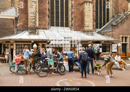 Kleine Geschäfte und Eisverkäufe im berühmten St. Bavokerk - de Grote Kerk in Haarlem. Stockfoto