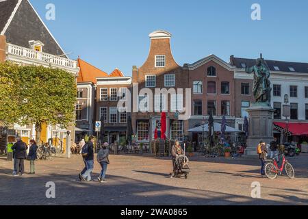 Grote Markt mit der Statue von Laurens Janszoon Coster im Zentrum der Stadt. Stockfoto