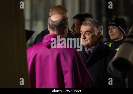 NRW Innenminister Herbert Reul besucht Einsatzkräfte am Kölner Dom, 31.12.2023 NRW Innenminister Herbert Reul besucht an Silvester die Einsatzkräfte von Polizei und Rettungsdiensten am Kölner Dom, 31.12.2023 Köln Kölner Dom NRW Deutschland *** NRW Innenminister Herbert Reul besucht die Rettungsdienste am Kölner Dom, 31 12 2023 NRW Innenminister Herbert Reul besucht am Silvesterabend Polizei und Rettungsdienste im Kölner Dom, 31 12 2023 Kölner Dom NRW Deutschland Copyright: xBEAUTIFULxSPORTS/Derixx Stockfoto