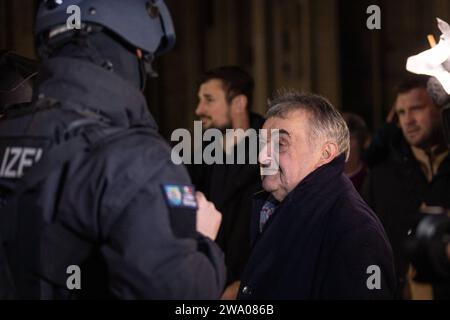 NRW Innenminister Herbert Reul besucht Einsatzkräfte am Kölner Dom, 31.12.2023 NRW Innenminister Herbert Reul besucht an Silvester die Einsatzkräfte von Polizei und Rettungsdiensten am Kölner Dom, 31.12.2023 Köln Kölner Dom NRW Deutschland *** NRW Innenminister Herbert Reul besucht die Rettungsdienste am Kölner Dom, 31 12 2023 NRW Innenminister Herbert Reul besucht am Silvesterabend Polizei und Rettungsdienste im Kölner Dom, 31 12 2023 Kölner Dom NRW Deutschland Copyright: xBEAUTIFULxSPORTS/Derixx Stockfoto